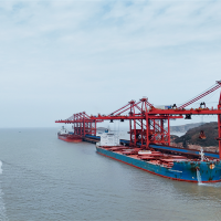 全球首次！兩艘40萬噸礦船同時靠寧波舟山港